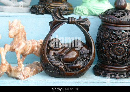 Il Buddha in un cestello e altri ornamenti intagliati in vendita nel negozio in montagna in marmo Danang Vietnam Foto Stock