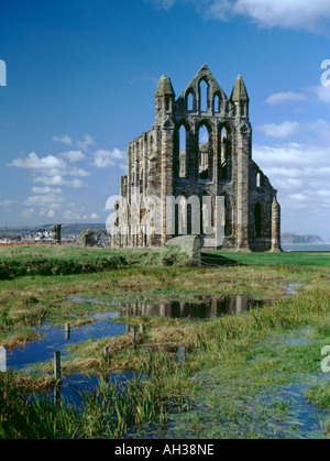 Facciata est delle rovine di Whitby Abbey, Whitby, North Yorkshire, Inghilterra, Regno Unito Foto Stock