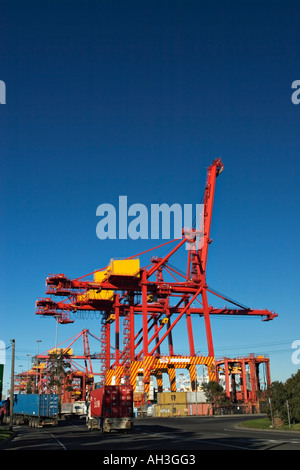 Industria di spedizione / contenitore gru di banchina nel porto di Melbourne / Melbourne Victoria Australia. Foto Stock