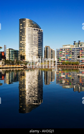 Melbourne Docklands / la skyline di Melbourne come visto dal porto di Victoria in Melbourne Victoria Australia. Foto Stock