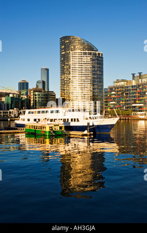 Melbourne Docklands / La Skyline di Melbourne come visto dal porto di Victoria in Melbourne Victoria Australia. Foto Stock