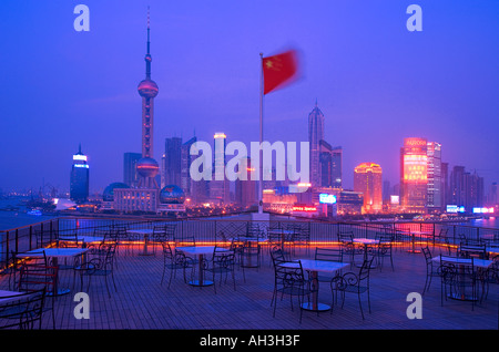 Lo skyline di Shanghai al crepuscolo e la Cina Foto Stock