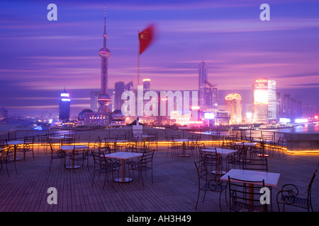 Lo skyline di Shanghai al crepuscolo e la Cina Foto Stock