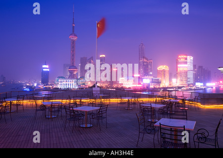 Lo skyline di Shanghai al crepuscolo e la Cina Foto Stock