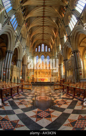 HDR (High Dynamic Range) immagine della Cattedrale di Ely. Vista dal coro per altare. Riprese con grandangolo Foto Stock