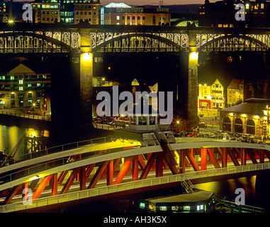 Il livello elevato e il ponte girevole sul fiume Tyne a Newcastle Upon Tyne di notte. Tyne & Wear Foto Stock