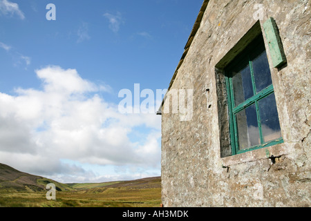 Abbandonato capanna di pietra vicino Mossdale cicatrice, Yorkshire Dales, Inghilterra. Foto Stock