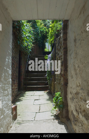 Twittens sono pittoresche stretti passaggi in Hastings Old Town East Sussex England Regno Unito Regno Unito Foto Stock