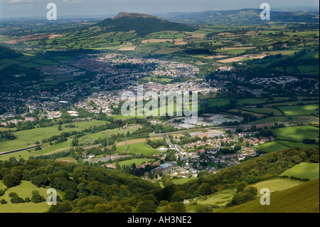 Abergavenny e villaggio Llanfoist in primo piano dalla montagna Blorenge The Skirrid Fawr in montagna la distanza Wales UK Foto Stock