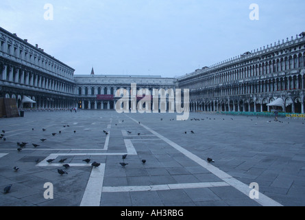 Piccioni e Procuratie Nuove in Piazza San Marco Venezia all'alba Italia Settembre 2007 Foto Stock