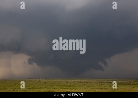 Un enorme supercell violenta tempesta e gira in tornado alley, Texas, Stati Uniti d'America Foto Stock