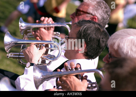 I musicisti suonano le trombe dal 'Hathersage Brass Band ' al villaggio Pilsley equo nel Derbyshire "Gran Bretagna" Foto Stock