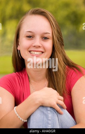 Una sana giovani teen caucasica sorrisi per la fotocamera in questo colpo di testa. Foto Stock