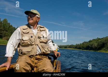 Pesca al salmone guida in canoa scendendo lungo il corso del fiume Miramichi in New Brunswick Canada Foto Stock