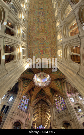 HDR (High Dynamic Range) immagine del soffitto della navata e la torre ottagonale della Cattedrale di Ely riprese con grandangolo Foto Stock