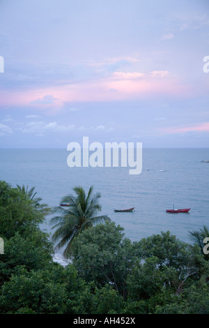 Barche da pesca al tramonto su Phala Beach situato a 36 km da Rayong Thailandia sul Golfo della Thailandia Foto Stock