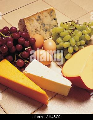 Primo piano di selezione di formaggi formaggio con uova uva Foto Stock
