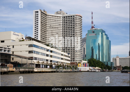 Il Royal Orchid Sheraton Hotel & Towers hotel visto da una barca sul fiume Chao Phraya Bangkok, Thailandia Foto Stock