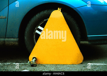Close up bloccato auto ruota Foto Stock