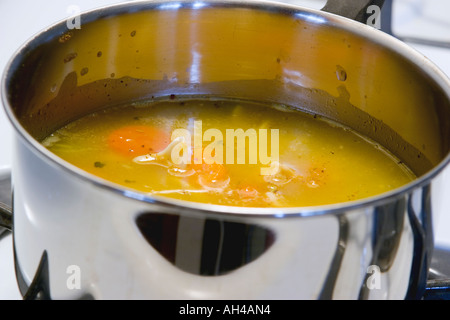 Home stile zuppa di noodle al pollo simmers sulla stufa Foto Stock