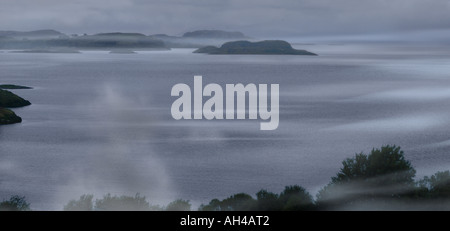 Pioggia e nebbia sul lago, Scozia Foto Stock