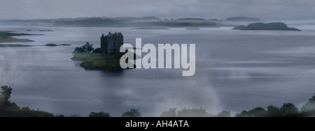 Pioggia e nebbia oltre il castello di Stalker, Scozia Foto Stock
