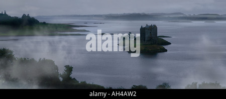 Pioggia e nebbia oltre il castello di Stalker, Scozia Foto Stock