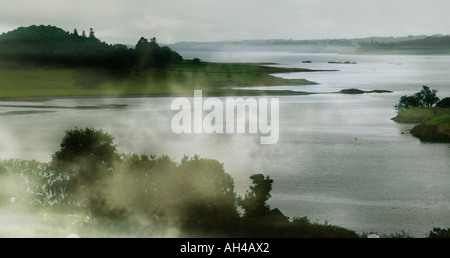 Pioggia e nebbia sul lago, Scozia Foto Stock