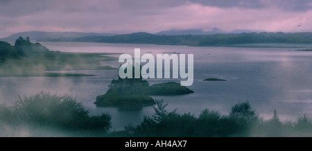 Pioggia e nebbia oltre il castello di Stalker, Scozia Foto Stock