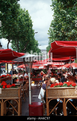 Cafe sugli Champs Elysees Parigi Francia Foto Stock