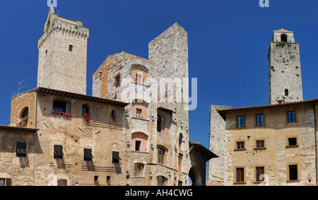 Panorama delle torri degli Ardinghelli torri gemelle di San Gimignano Cortesi palazzo in Piazza della Cisterna Toscana Italia Foto Stock