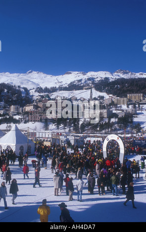 Festival di visitatori tende White Turf evento su th lago ghiacciato di St Moritz panorama di montagna dei Grigioni Engadina svizzera Foto Stock