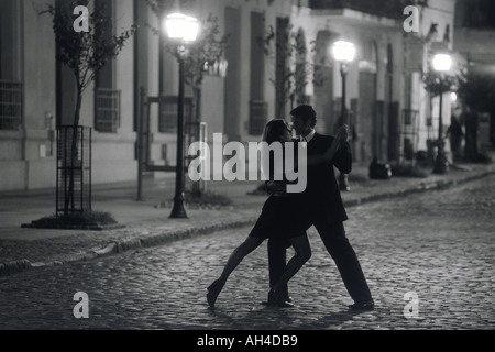 Coppia danzante dalla luce artificiale su San Telmo street a Buenos Aires Foto Stock