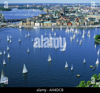 Vista aerea di barche a vela che circonda la città vecchia di Stoccolma durante l'estate regata sulle acque Saltsjön una baia del Mar Baltico Foto Stock