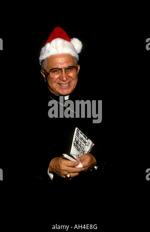 1 Un sacerdote Mexican-American padre a las Posadas celebrazione di Natale San Antonio Texas Stati Uniti America del Nord Foto Stock