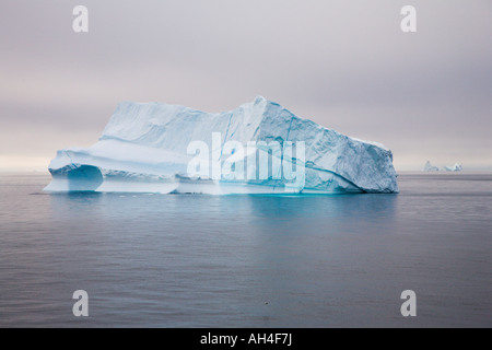 Enormi iceberg su un mare calmo sotto il cielo nuvoloso nella baia di Disko in stretto di Davis vicino a Ilulissat off costa ovest della Groenlandia Foto Stock