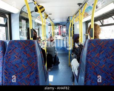 Londra interno del ponte inferiore di un autobus a due piani con passeggeri Foto Stock