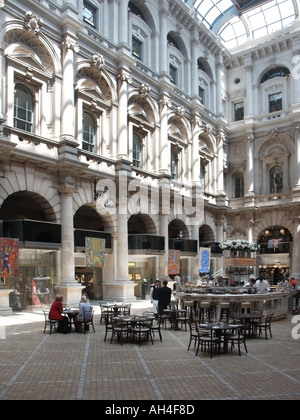 Città di Londra che fa parte del Royal Exchange piscina complesso commerciale di lusso con il courtyard café e bar include arte temporanea esposizione England Regno Unito Foto Stock