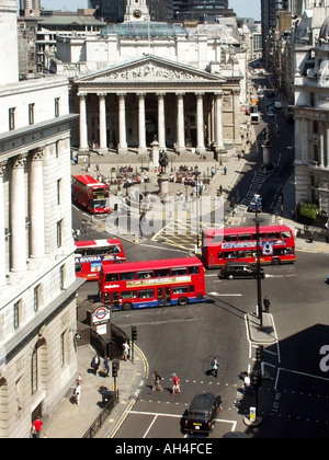 Città di Londra Bank road giunzione con Royal Exchange edificio double decker bus Foto Stock