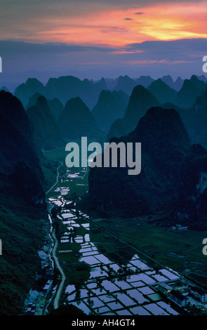 Sugartop montagne e campi di riso all'alba, Yangshuo, Cina del Sud Foto Stock