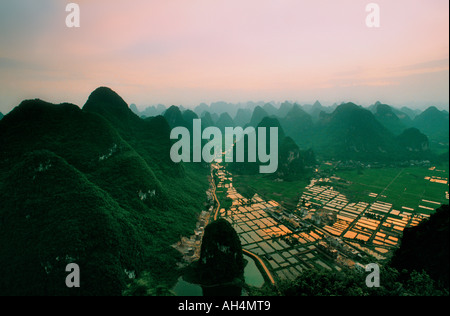Montagne (sugartop montagne) e campi di riso all'alba, Yangshuo, Cina Foto Stock