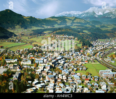 A - Tirolo: Kitzbühel e montagne di Wilder Kaiser visto dall'aria Foto Stock