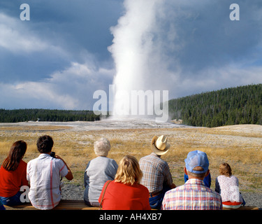 Stati Uniti - Wyoming: geyser Old Faithful presso il Parco Nazionale di Yellowstone Foto Stock
