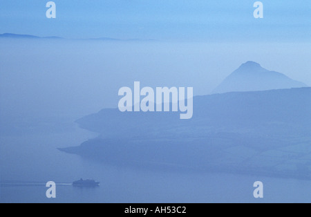 Un traghetto si avvicina al Isle of Arran off a ovest della Scozia UK Foto Stock