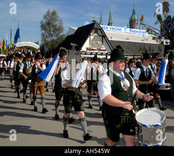 Tradizionali bavaresi marching band, Oktoberfest Monaco di Baviera, Germania Foto Stock