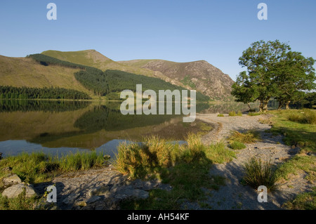Llyn Cwellyn, vicino Beddgelert, Snowdonia Gwynedd Galles del nord (mattina d'estate) riflesso nell'acqua ancora del lago Foto Stock