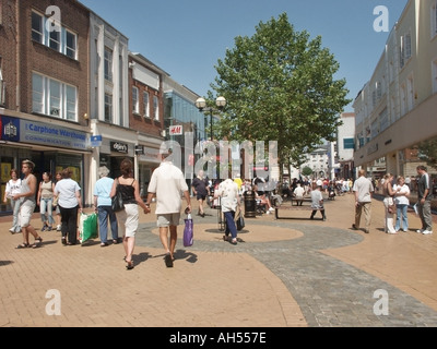 Chelmsford parte di una tipica High Street comprese le aree per lo shopping Foto Stock