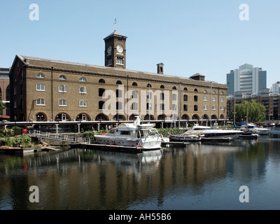 St Katharines Dock London Borough of Tower Hamlets marina con accesso diretto al fiume Thames attraverso cancelli di blocco Foto Stock