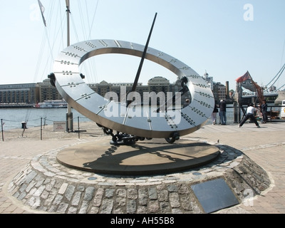 Il fiume Tamigi a St Katharines Dock Londra l'orologio solare da Wendy Taylor riverside esplanade Tower Bridge Tower Hamlets Est Londra Inghilterra REGNO UNITO Foto Stock