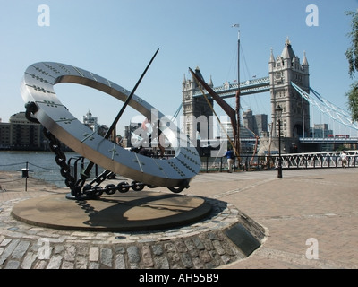 Il fiume Tamigi a St Katharines Dock Londra l'orologio solare da Wendy Taylor riverside esplanade Tower Bridge Tower Hamlets Est Londra Inghilterra REGNO UNITO Foto Stock